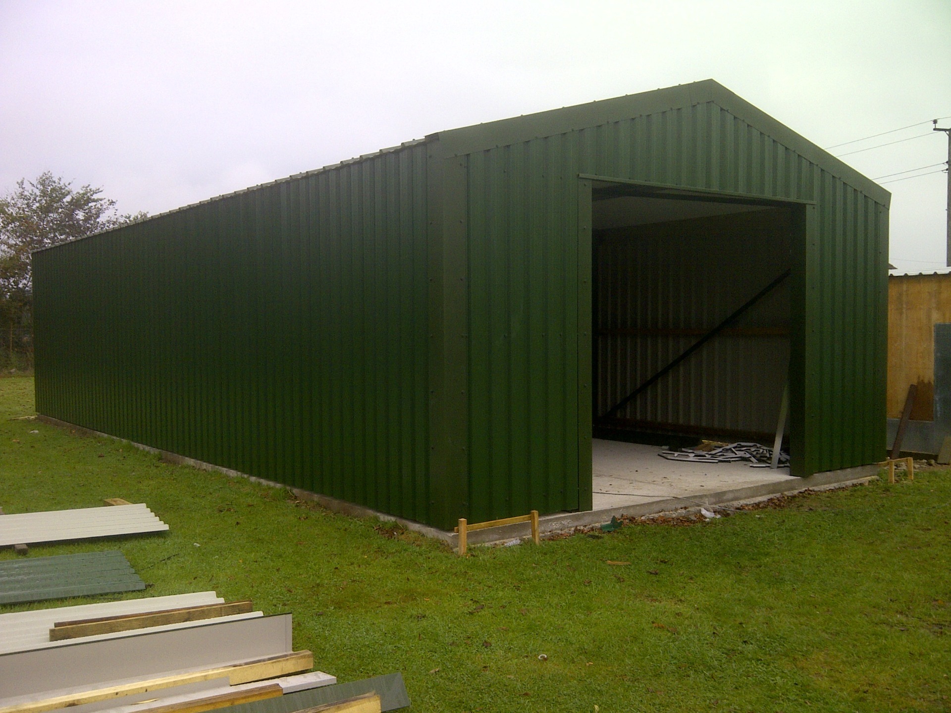 Steel kit-form agricultural building